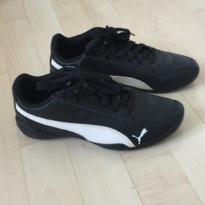 Puma Indoor Soccer Shoes/ Sneakers Black & White Boys Size 4.5